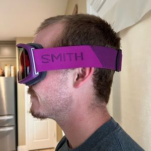 Mirrored ski goggles unisex with replacement lense. Worn never